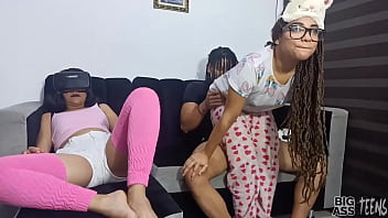 Video de sexo no sofa com menininha novinha chupando ela