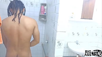 Mae pega primos trazando e entra no meio sexo