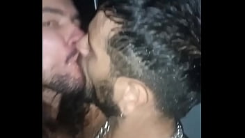 Sexo gay amador dando o cu pro nóia da rua