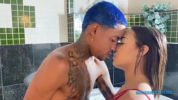 Ator porno todo tatuado comendo novinha de 18