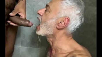 Mijada dentro sexo gay