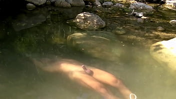 Loira peituda fazendo sexo embaixo da agua