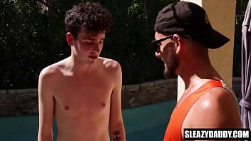 Sexo na piscina video gay old man