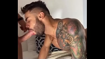 Sexo oral gay gostoso