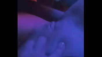 Marido leva esposa na balada swing sexo fudendo