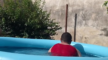 Sexo gay na piscina escondido