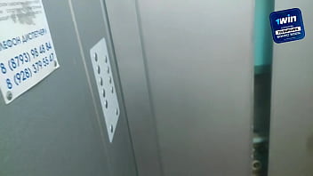 Sexo com coroa no elevador