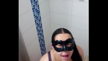 Irmão surpreende irmã no banheiro e faz sexo cm ela