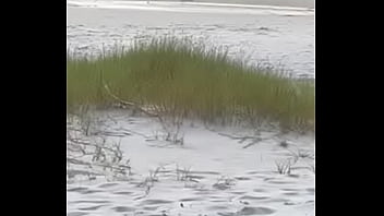 Casal e fragado fazendo sexo gostoso em praia