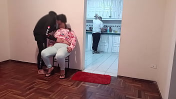 Homem pega mulher de jeito na cozinha sexo