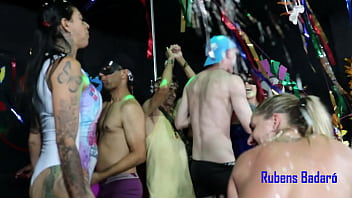 Carnaval de salao com senhoras fazendo sexo