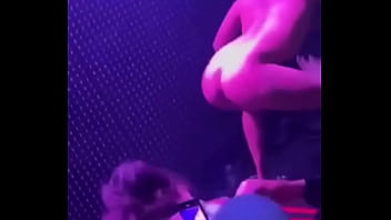 Assistente de palco argentina fazendo sexo oral