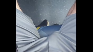 Jovem no ônibus e faz sexo e safada