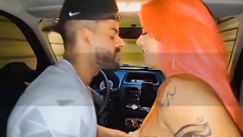 Casal pego fazendo sexo em garagem