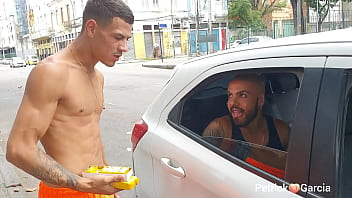 Sexo gay com vendedor de carros