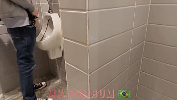Video sexo gay no banheiro da faculdade