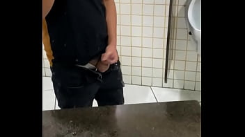 Sexo gay flagra pau duro banheiro