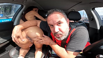 Sexo dentro do carro novinha de 18 aninhos