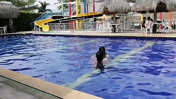 Sexo na piscina no banheiro ou no banheiro