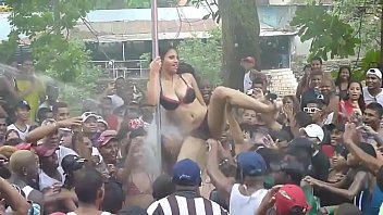 Mulher no carnaval cai o tapa sexo