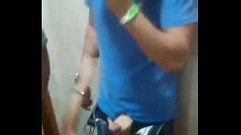 Sexo grupal em motel com homens chupando seios