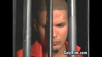 Sexo gay amarrado e follado na prisão
