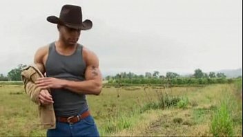 Cowboy gay apaixonado no sexo gay
