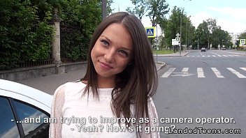 Novinha russa dando seu cuzinho no meio da rua