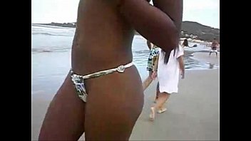 Meninas de calcinha na praia