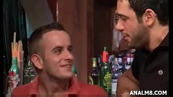 Sexo gay boquete no amarrado bar